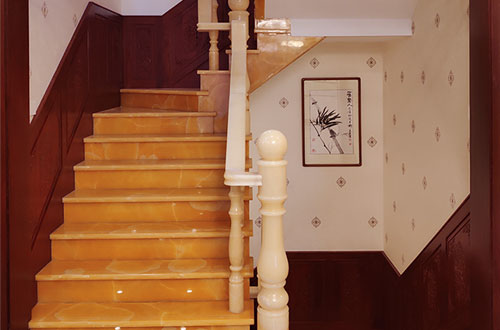 商丘中式别墅室内汉白玉石楼梯的定制安装装饰效果